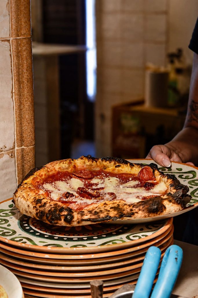 Pizza napolitana recién salida del horno de leña en La Trattoria de Tarifa